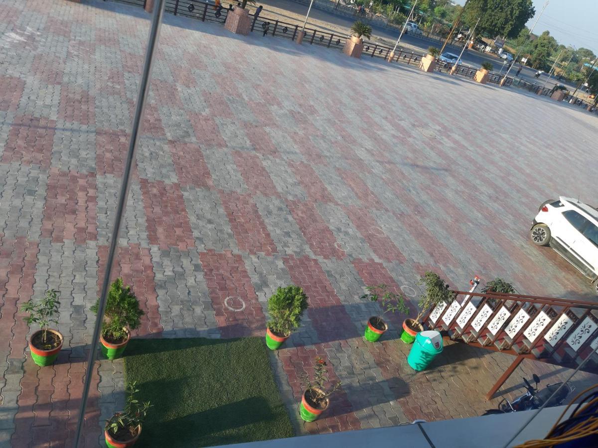 Hotel The Grand Piano - Best Business Hotel In Patan Exterior photo